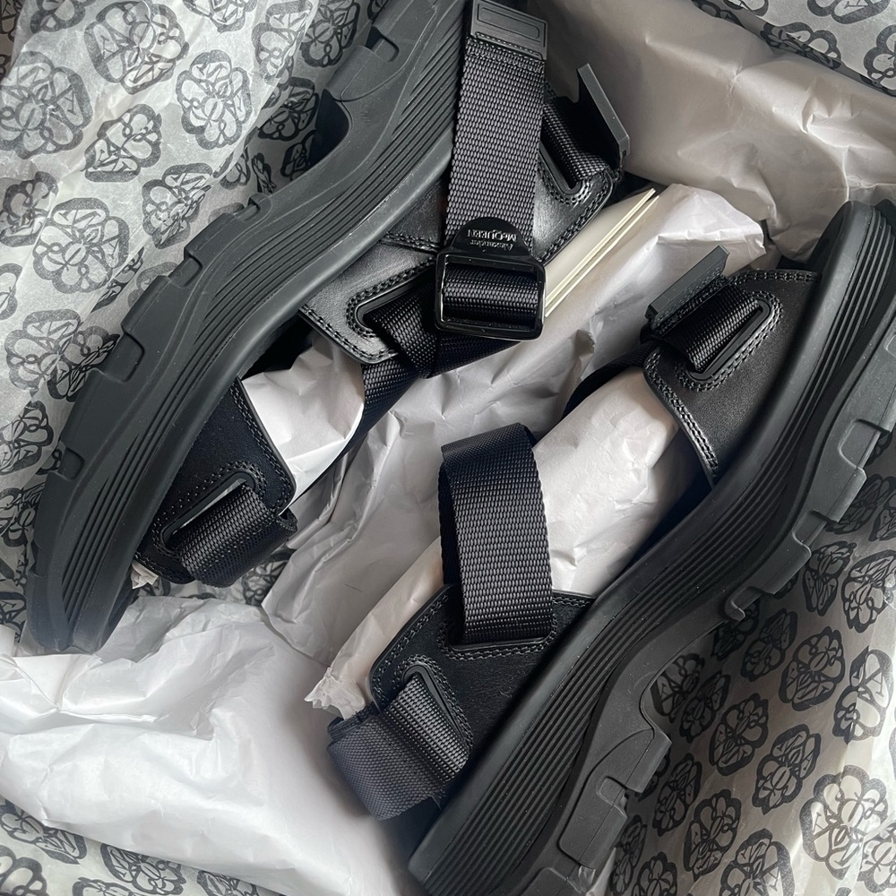 ALEXANDER MCQUEEN TREAD SANDALS (SIZE 41 BLACK)